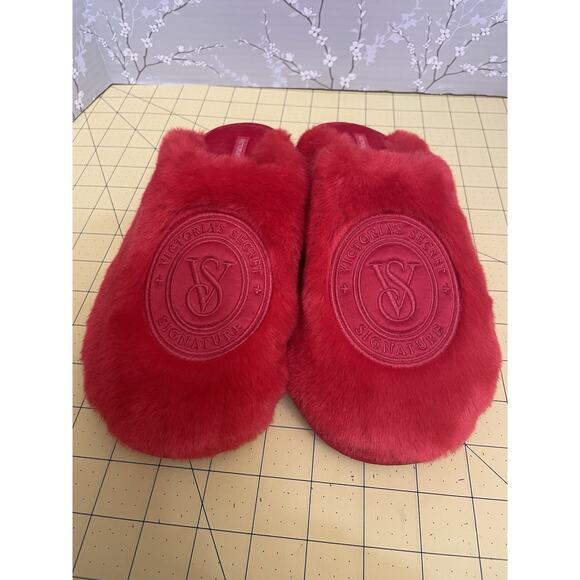 NWT Victoria's Secret Closed Toe Faux Fur House Slippers Red Women's Size Medium - Picture 1 of 9